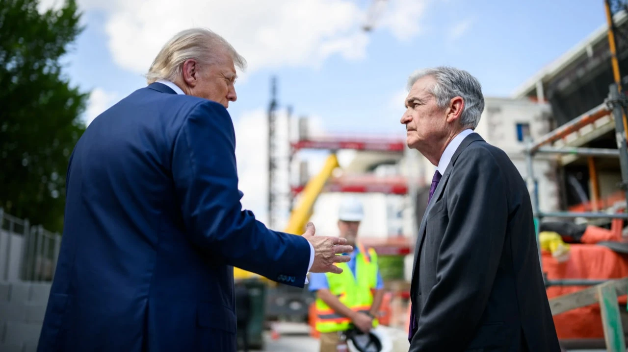 В случае «капитуляции» ФРС инвесторы потребуют повышенную премию за владение казначейскими бумагами, а доверие к доллару и госдолгу США как к якорю глобальной финансовой системы может снизиться / Фото: whitehouse.gov