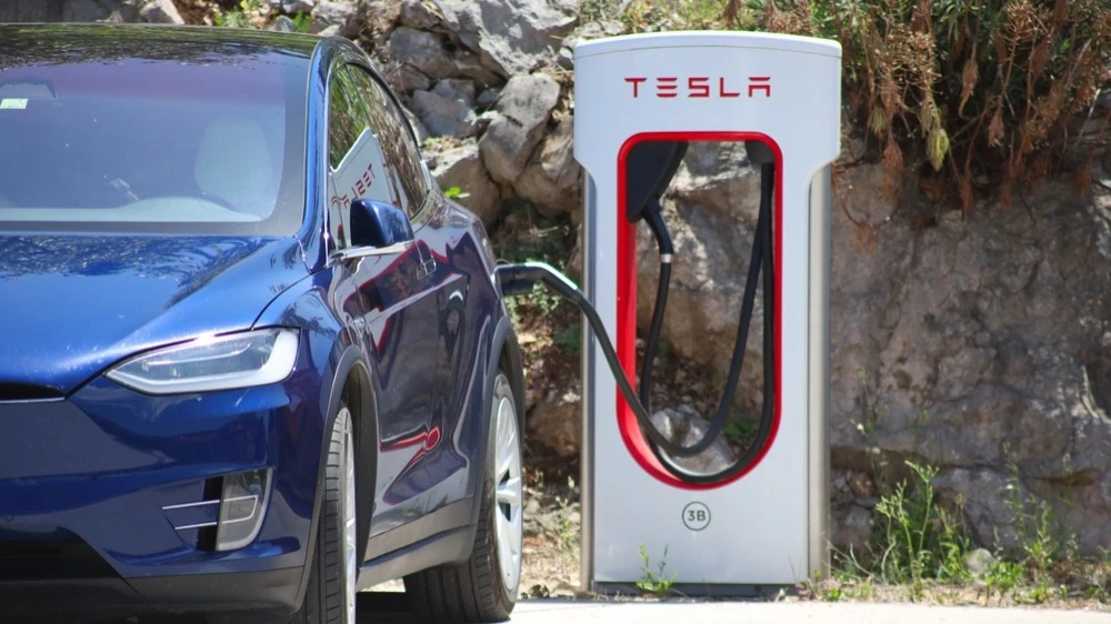 Драйверами восстановления Tesla станут развитие автономных технологий и роботакси, запуск новых доступных моделей и лидерство компании в области ИИ, считает управляющий фондом Virtus Zevenbergen Innovative Growth / Фото: Jure Divich/Shutterstock.com