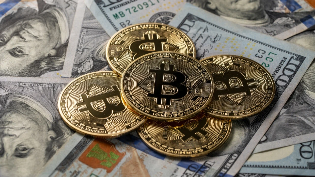 Биткоин опустился до минимума за семь недель / Фото: OlegD / Shutterstock.com