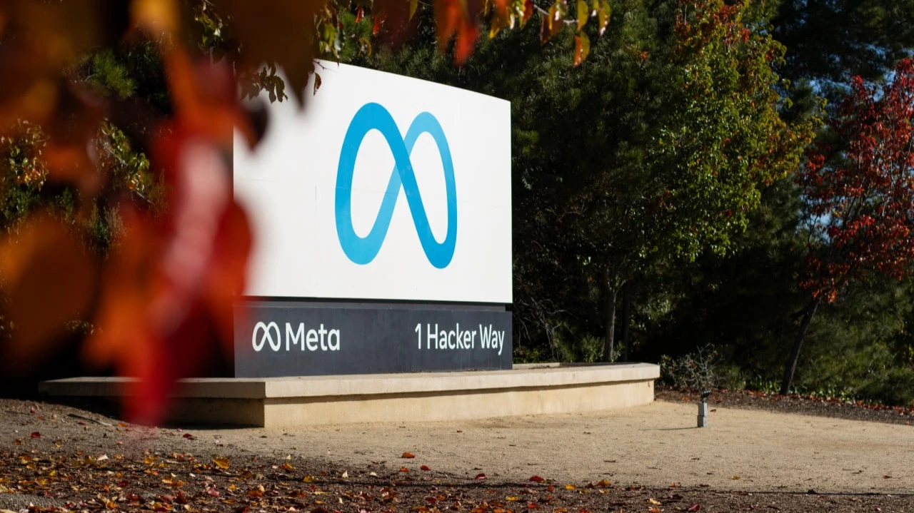 Meta способна догнать Google по рекламным доходам уже к концу 2026 года, считает аналитик / Фото: Tada Images / Shutterstock.com