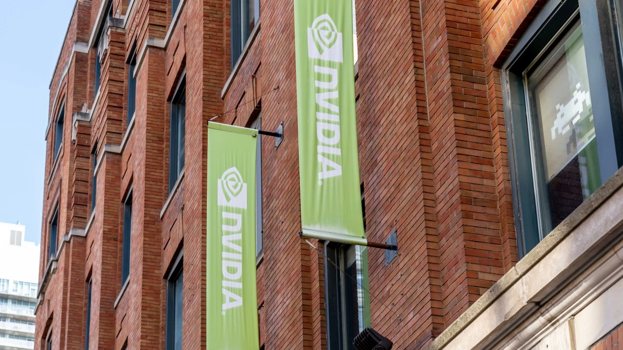 Большинство аналитиков повысили целевую цену акций Nvidia после ее отчетности / Фото: JHVEPhoto / Shutterstock.com