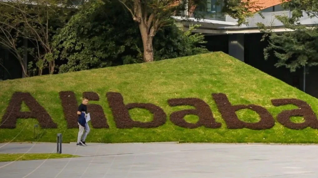 Акции Alibaba совершили самый резкий скачок почти за три года на волне оптимизма инвесторов в отношении ИИ-сервисов и экспресс-доставки / Фото: X / Alibaba Group