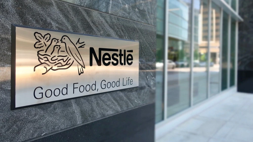 Nestle потеряла более 40% рыночной стоимости с пика 2022 года / Фото: DCStockPhotography / Shutterstock.com