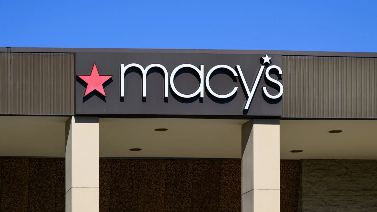 Акции сети универмагов Macy’s резко подорожали после публикации отчета / Фото: Ian Dewar Photography / Shutterstock.com
