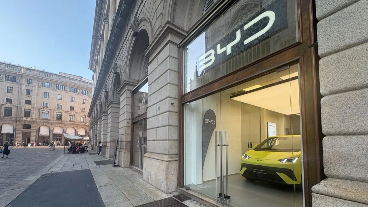 Китайский производитель электрокаров BYD сократил цель по продажам на этот год, возможно, компания больше не сможет поддерживать рекордные темпы роста. Фото: Альфия Зивере