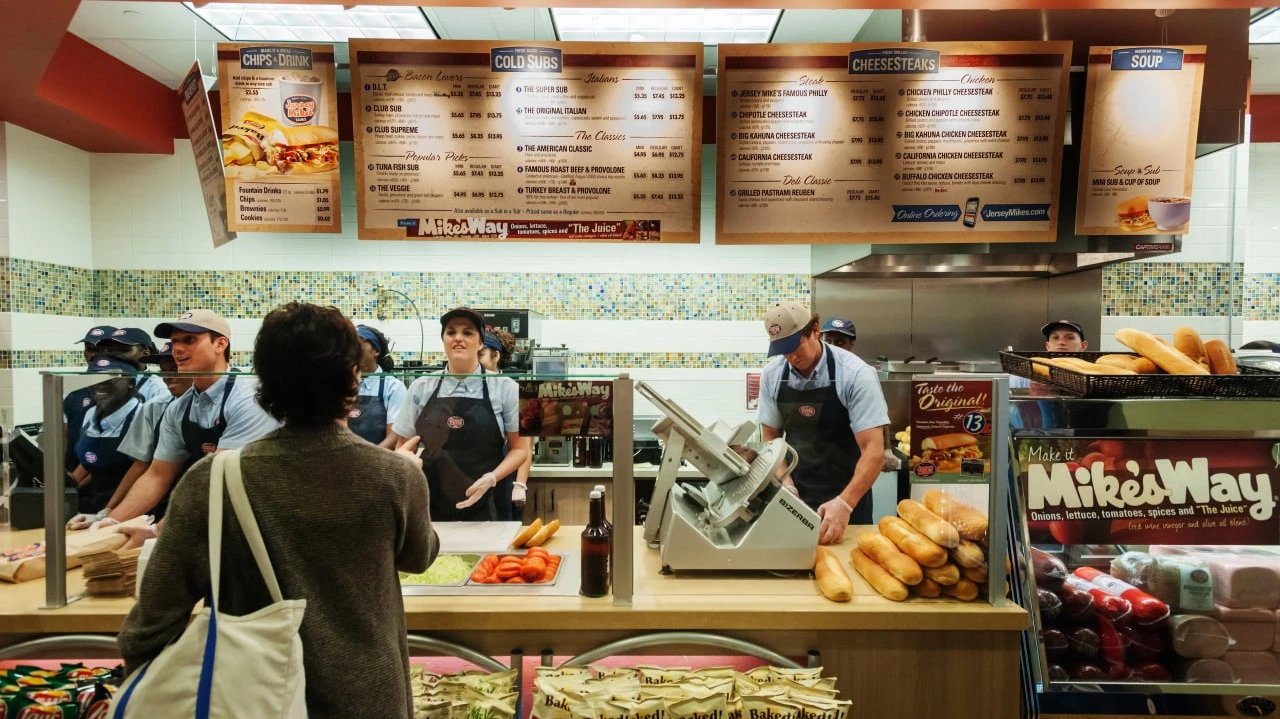 Данные Бюро трудовой статистики свидетельствуют об ослаблении рынка труда / Фото: rblfmr / Shutterstock.com