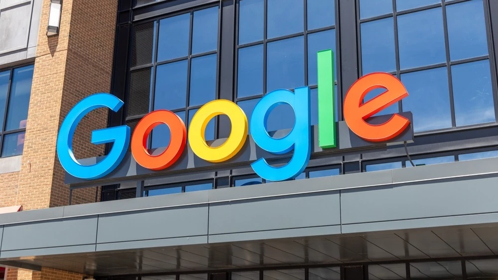 C начала 2025 года рыночная стоимость материнской компании Google в плюсе более чем на 23% / Фото: Schager/Shutterstock.com