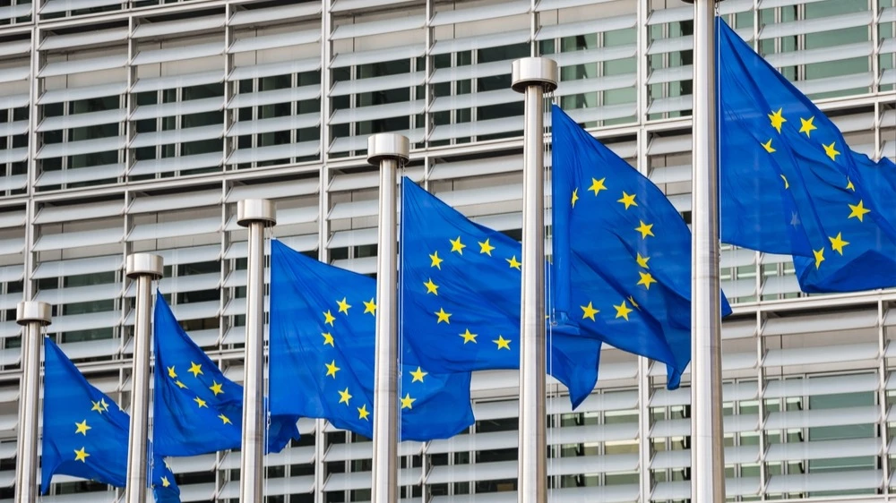 Новый пакет антироссийских санкций ЕС может затронуть банки и нефтяные компании, утверждют источники Bloomberg / Фото: Shutterstock.com