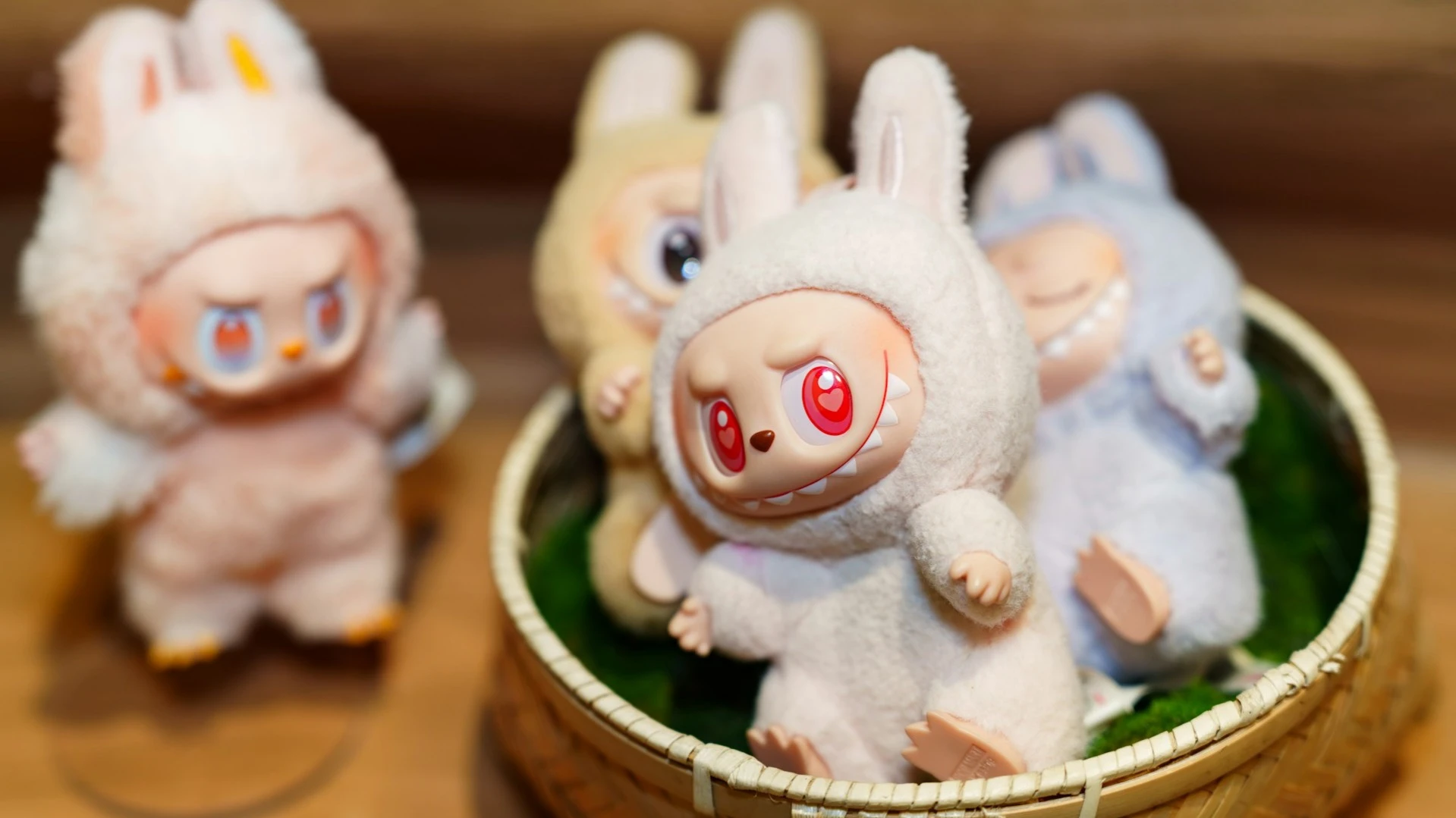 Акции производителя знаменитых игрушек Лабубу Pop Mart рухнули до минимума за пять месяцев . Фото: Unsplash/Declan Sun