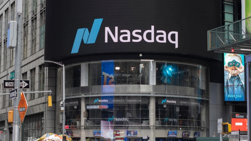 Nasdaq может разрешить торговлю на бирже цифровыми токенами, приравненным к акциям / Фото: Tada Images / Shutterstock.com