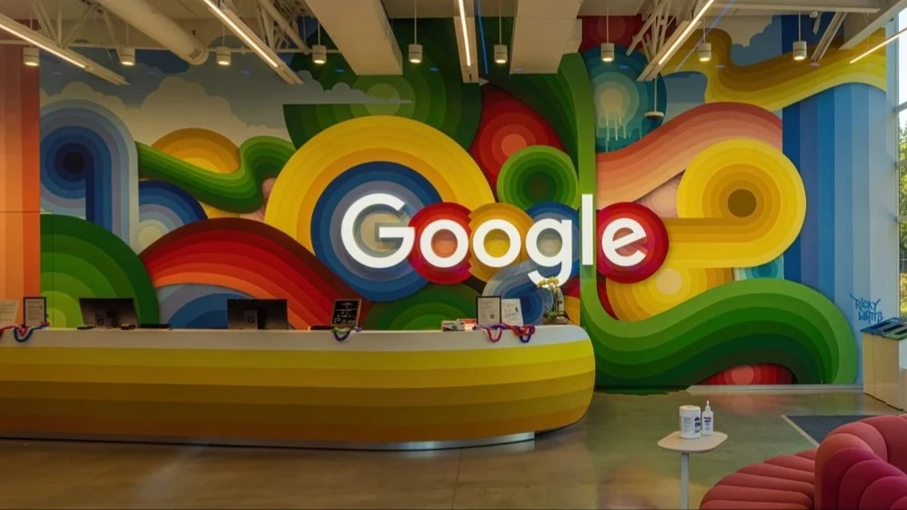 Аналитик инвестбанка Evercore Марк Махани поставил на дальнейший рост котировок Google, несмотря на конкуренцию в интернет-поиске со стороны ChatGPT / Фото: Framalicious/Shutterstock.com