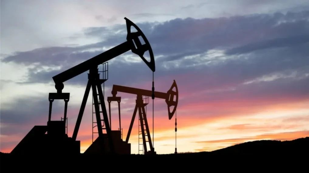 По данным Управления энергетической информации США (EIA), рост предложения нефти на мировом рынке намного опережает спрос на нефтепродукты / Фото: Hamara / Shutterstok.com