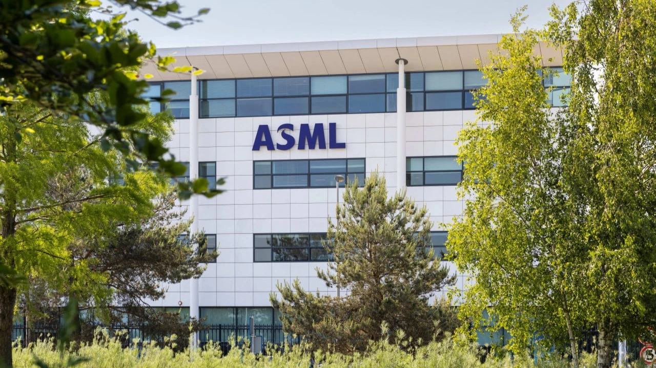 ASML из Нидерландов приобрела долю во французском стартапе Mistral AI на сумму €1,3 млрд / Фото: Lea Rae / Shutterstock.com