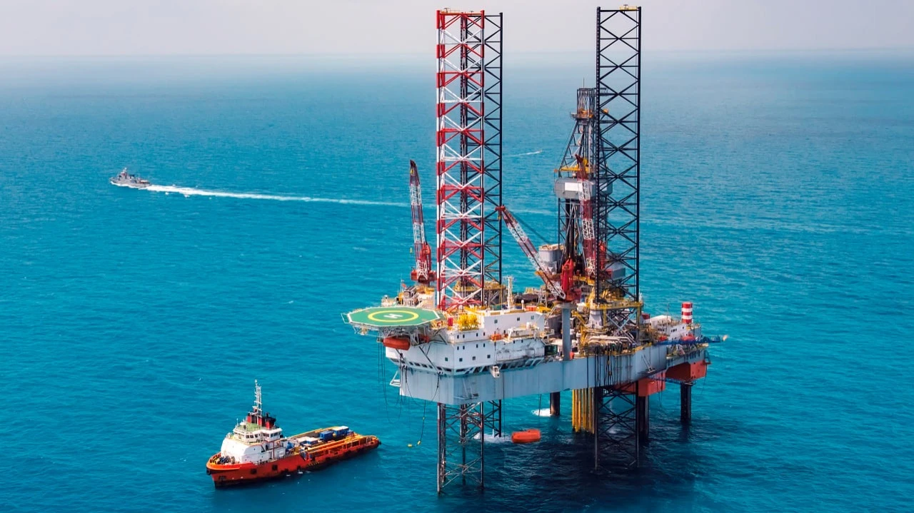 МЭА прогнозирует избыток нефти: цены Brent и WTI снизились / Фото: nattapon supanawan / Shutterstock.com