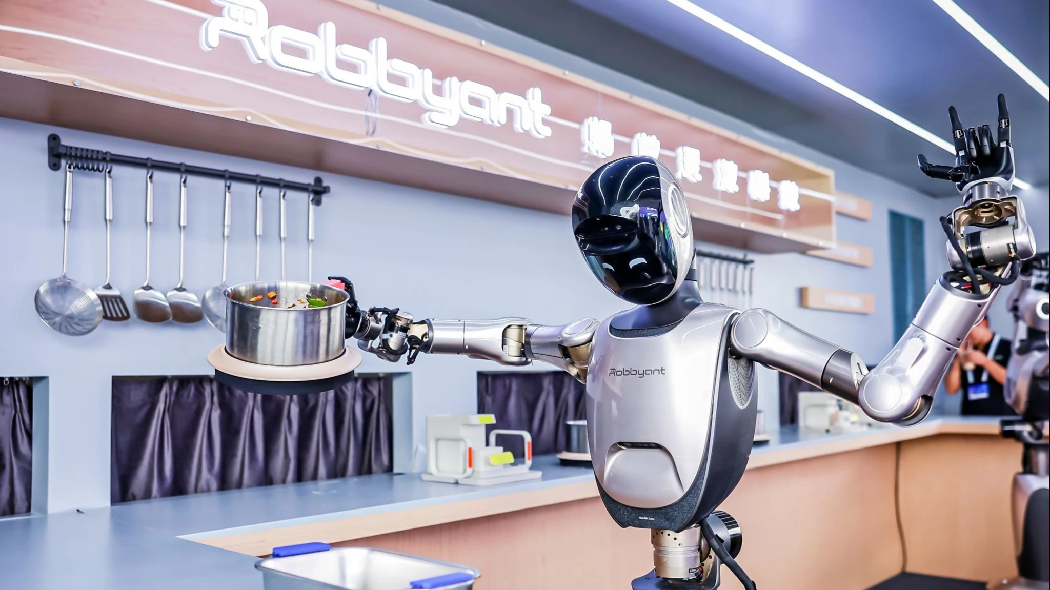 Китайский проект Robbyant разработал ИИ для управления роботом / Фото: Linkedin / Ufen Zheng