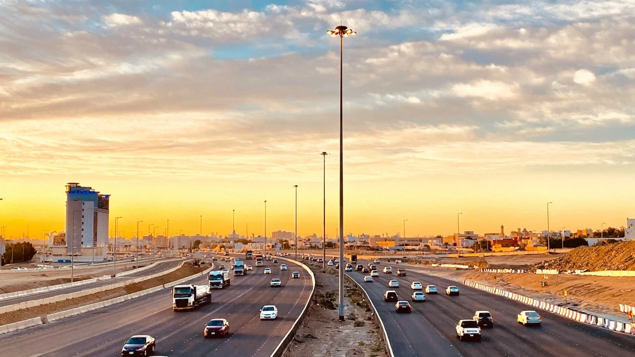 К 2030 году Саудовская Аравия планирует получать из возобновляемых источников половину всей электроэнергии. Ранее аналитики сомневались, что такое возможно, но сейчас пересматривают прогнозы. Фото: backer Sha / Unsplash