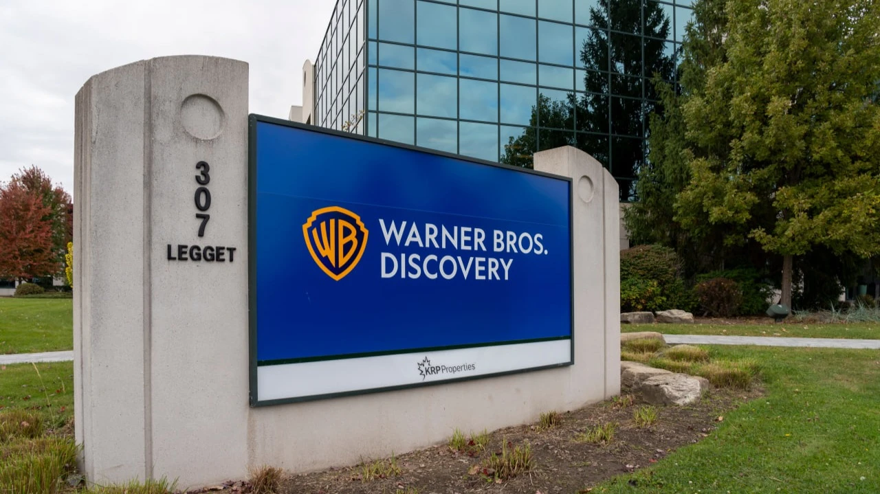 Акции Warner и Paramount резко выросли после сообщения о возможном слиянии / Фото: JHVEPhoto / Shutterstock.com
