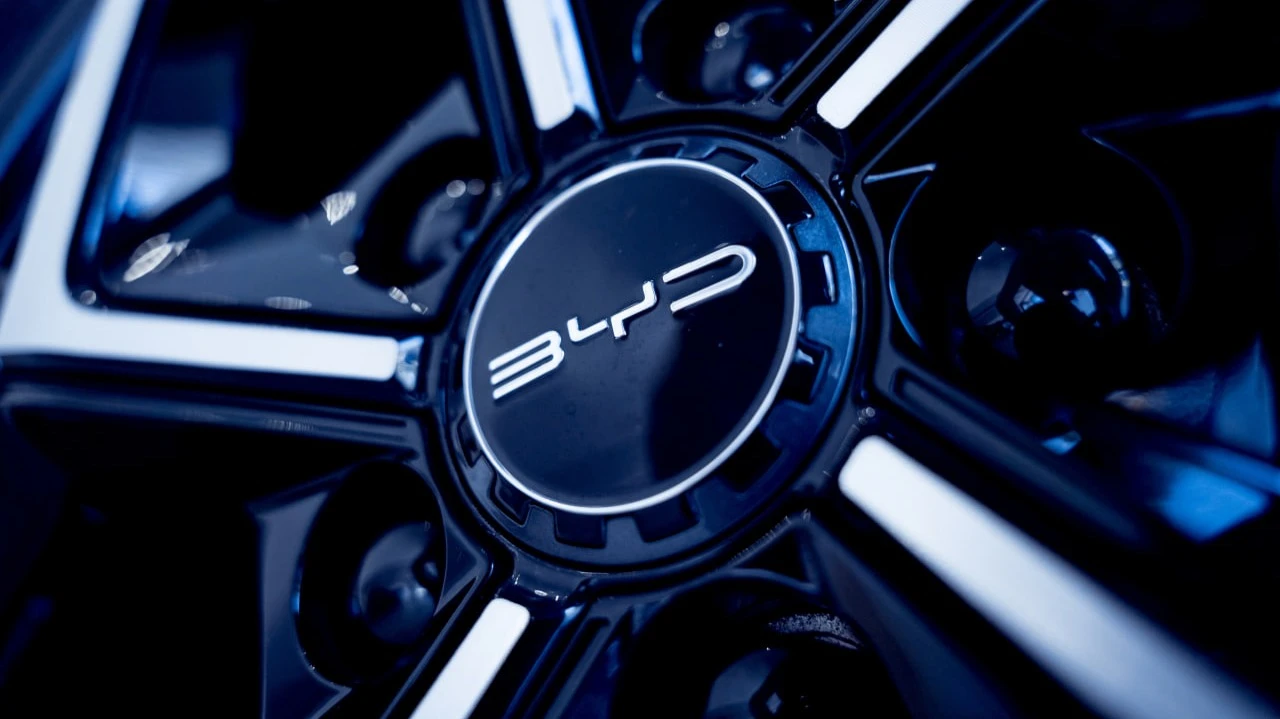 Акции китайского производителя электромобилей BYD в Гонконге упали более чем на 30% от апрельского пика / Фото: Roman Zaiets / Shutterstock.com