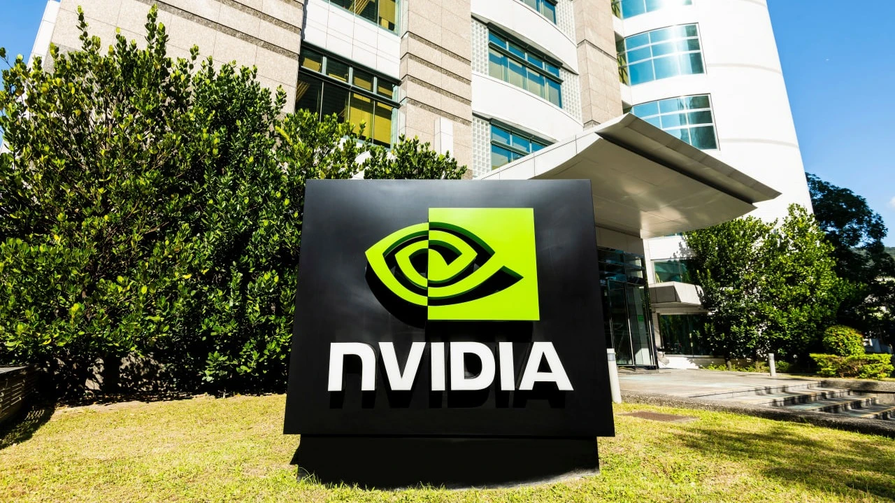 Китай обвинил Nvidia в нарушении антимонопольных норм / Фото: Jack Hong / Shutterstock.com