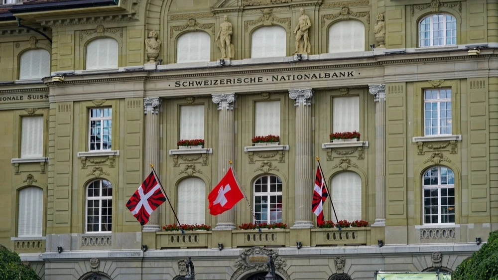 Нацбанк Швейцарии из-за ограниченности внутреннего рынка облигаций вынужден вкладывать огромные средства в иностранные активы / Фото: Michael Derrer Fuchs/Shutterstock.com