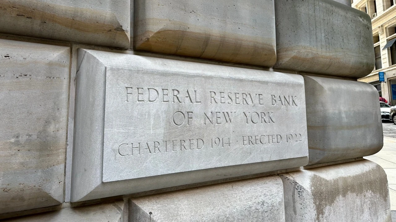 После снижения ставки ФРС новые ориентиры инвесторам могут дать выступления главы ФРБ Нью-Йорка Уильямса, его коллеги из Ричмонда Баркина и нового члена совета управляющих Мирана / Фото: Adam Horacek / Shutterstock.com