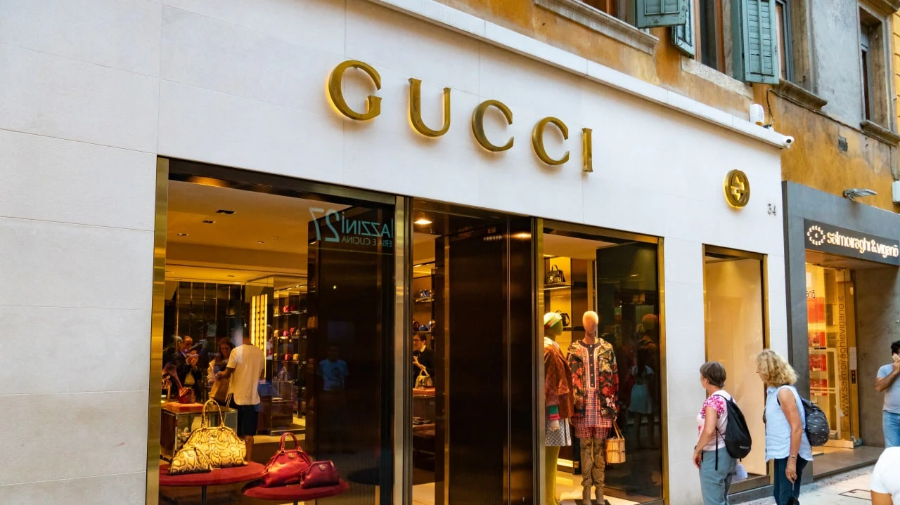Хедж-фонды сокращают короткие позиции против владельца Gucci / Фото: Cineberg / Shutterstock.com