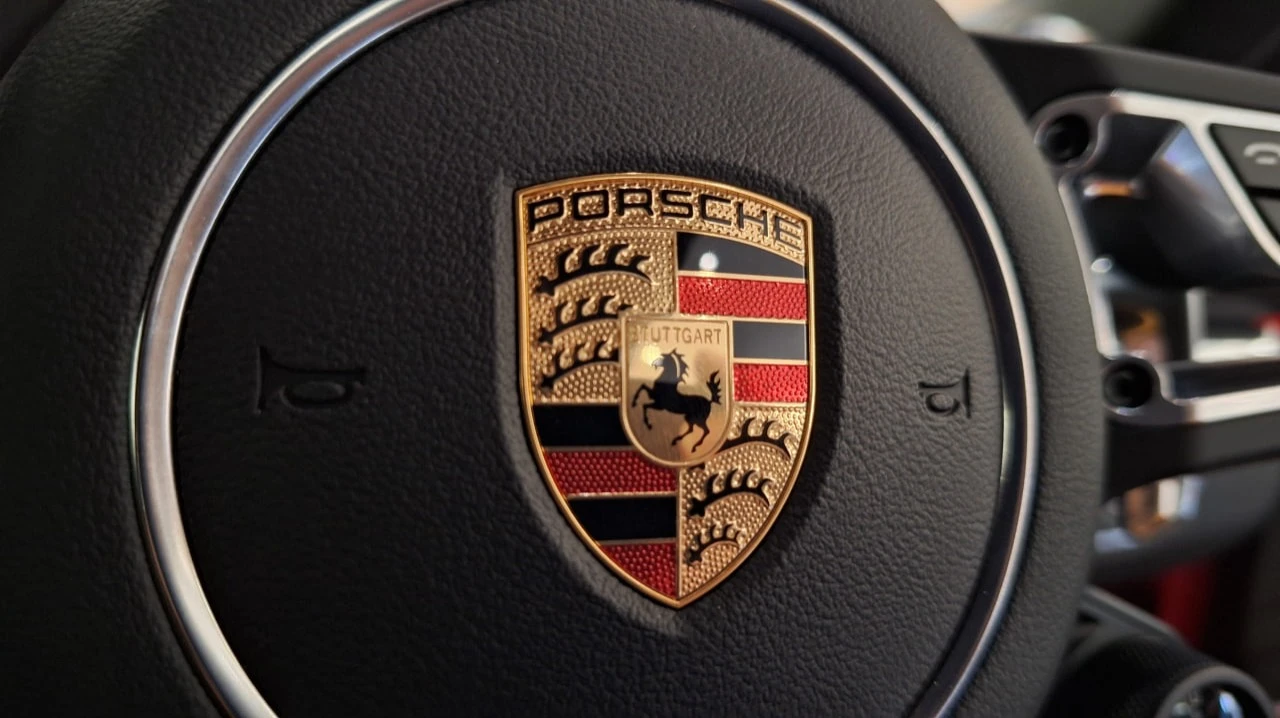 Акции Porsche обвалились после пересмотра прогноза по прибыльности / Фото:  Williams photo / Shutterstock.com