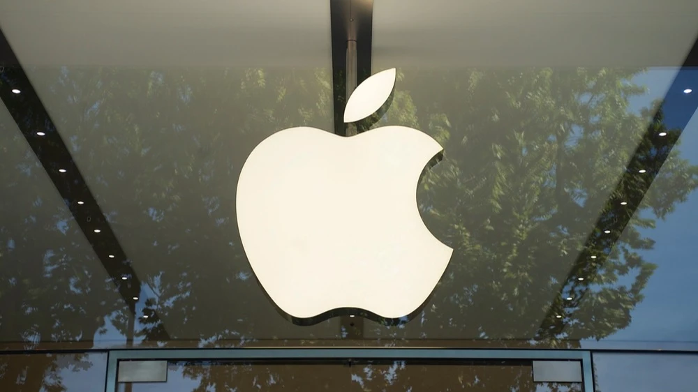 Продажи новых моделей iPhone 17 уже опережают показатели iPhone 16 на 10–15%, по данным Wedbush / Фото: Vytautas Kielaitis/Shutterstock.com