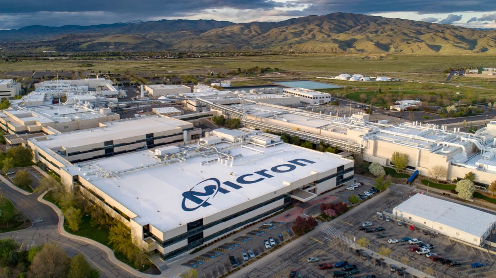 Выручка подразделения Micron, выпускающего память для центров обработки данных, выросла более чем в три раза по сравнению с предыдущим годом / Фото: Glen Hush / Shutterstock.com