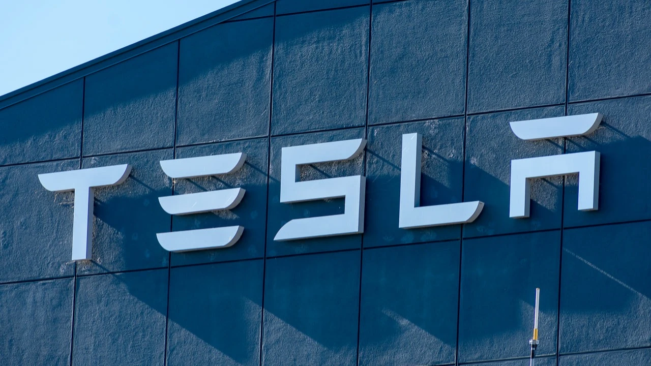 Wedbush прогнозирует рост акций Tesla почти на 42% / Фото: Michael Vi / Shutterstock.com