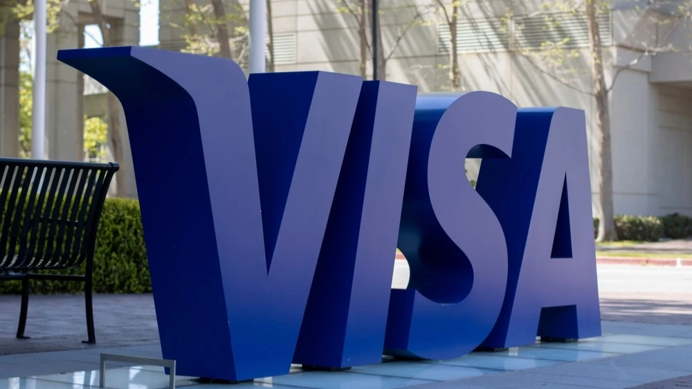 Visa тестирует программу, которая позволяет финансовым учреждениям использовать стейблкоины для обеспечения трансграничных платежей / Фото: Tada Images / Shutterstock.com