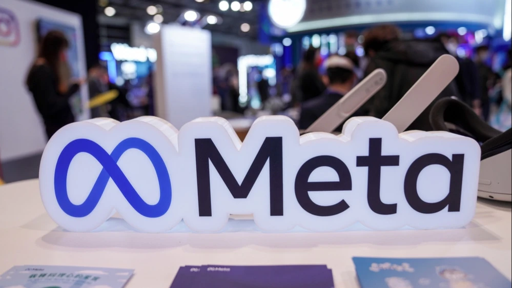 Соцсети Meta начнут подстраивать рекламу и рекомендации под интересы пользователей, найденные в диалогах с Meta AI / Фото: ADRIAN3388 / Shutterstock.com