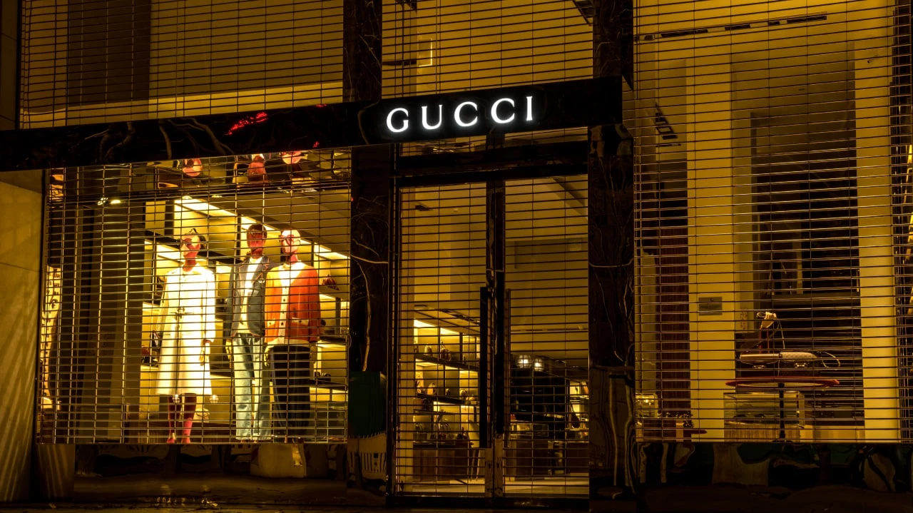 Акции Kering прибавили рекордные 53% за квартал / Фото: Mizantroop / Shutterstock.com