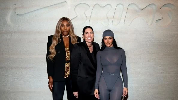 В сентябре стартовали продажи коллекции Nike и бренда SKIMS, сооснователем которого является Ким Кардашьян. К съемкам рекламы привлекли знаменитых спортсменов, включая Серену Уильямс. На фото Уильямс и Кардашьян — с топ-менеджером Nike Эми Монтань. Фото: Dimitrios Kambouris / Staff / Getty Images North America