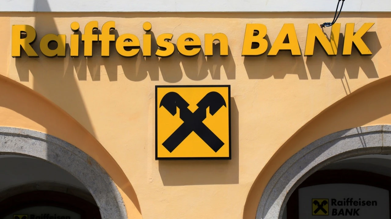 Акции Raiffeisen растут на сообщениях о возможной передаче активов Дерипаски / Фото: rospoint / Shutterstock.com