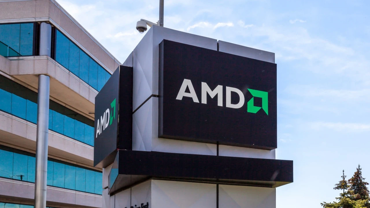 Акции AMD взлетели на 31% до годового максимума после новости о сделке с OpenAI / Фото: JHVEPhoto / Shutterstock.com