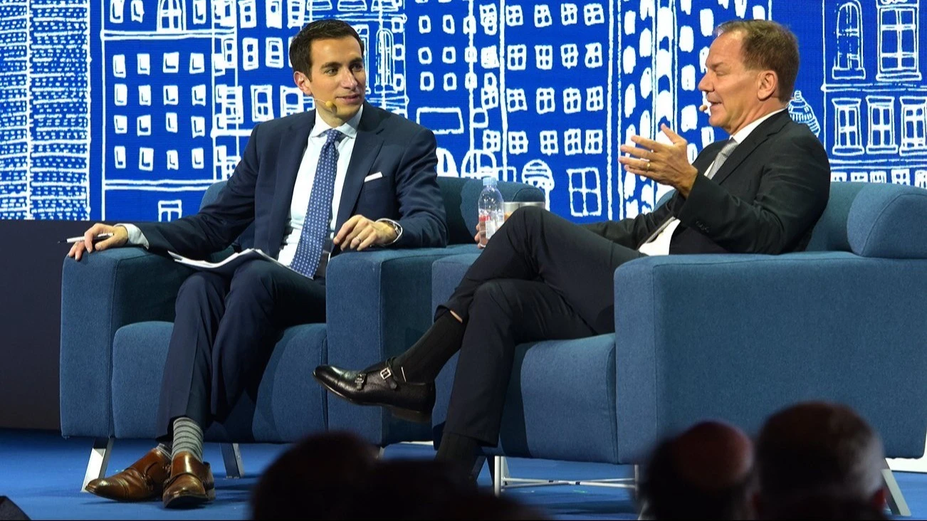 Пол Тюдор Джонс (справа) считает, что нынешняя ситуация на рынке напоминает период ралли перед крахом пузыря доткомов / Фото: X / RobinHoodNYC