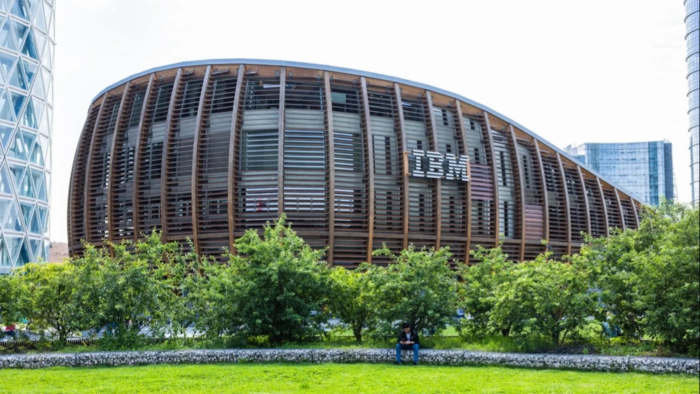 На фоне сделки с Anthropic акции IBM подорожали до рекорда / Фото: ArDanMe / Shutterstock.com