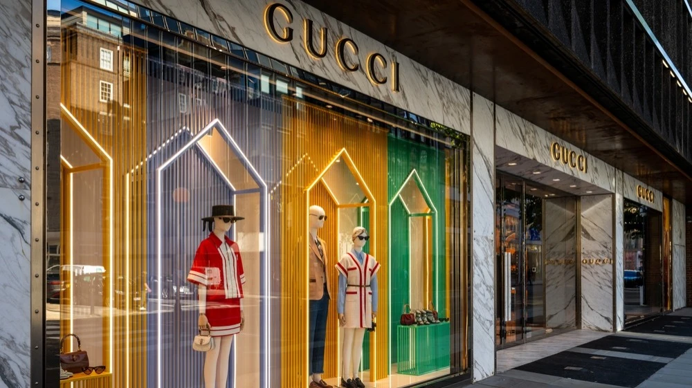 С начала 2025 года рыночная стоимость Kering выросла на 30% / Фото: Jono Photography/Shutterstock.com