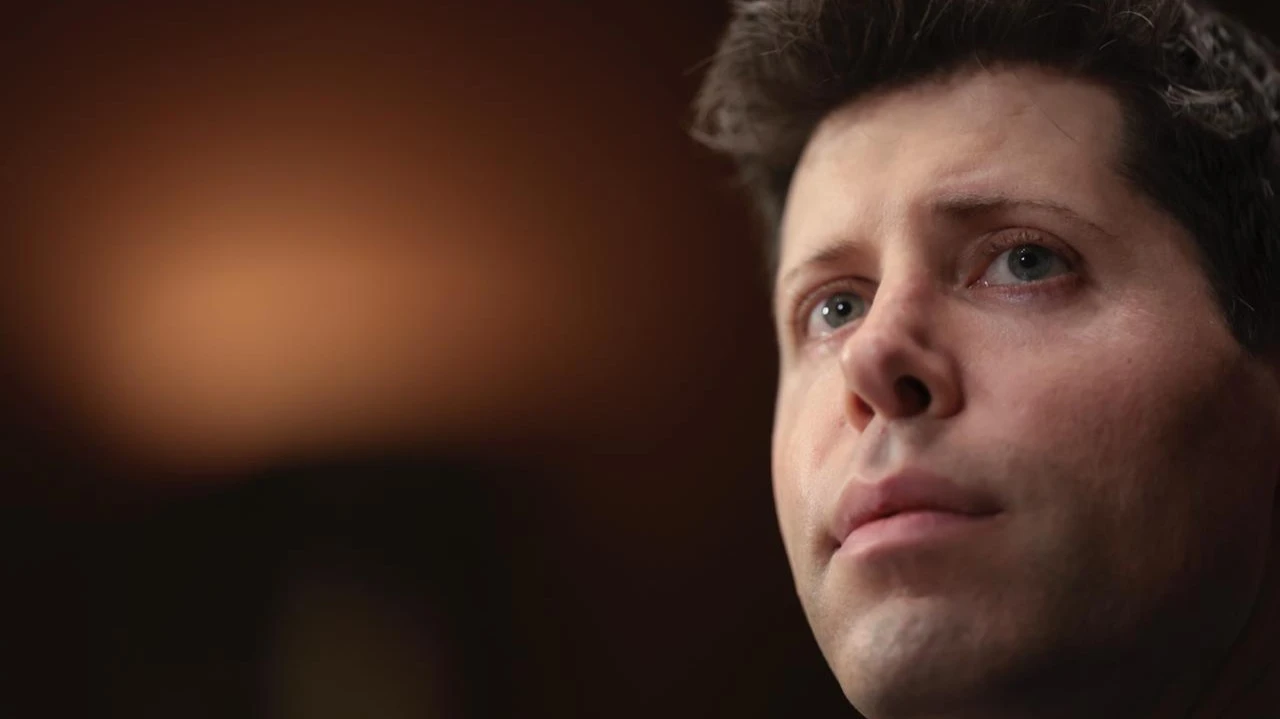 Глава OpenAI Сэм Альтман этой осенью заключил сразу несколько крупных сделок. Ранее он заявлял, что верит в простую формулу — чем больше вычислительные мощности, тем умнее работающий на них ИИ. Фото: Win McNamee / Getty Images