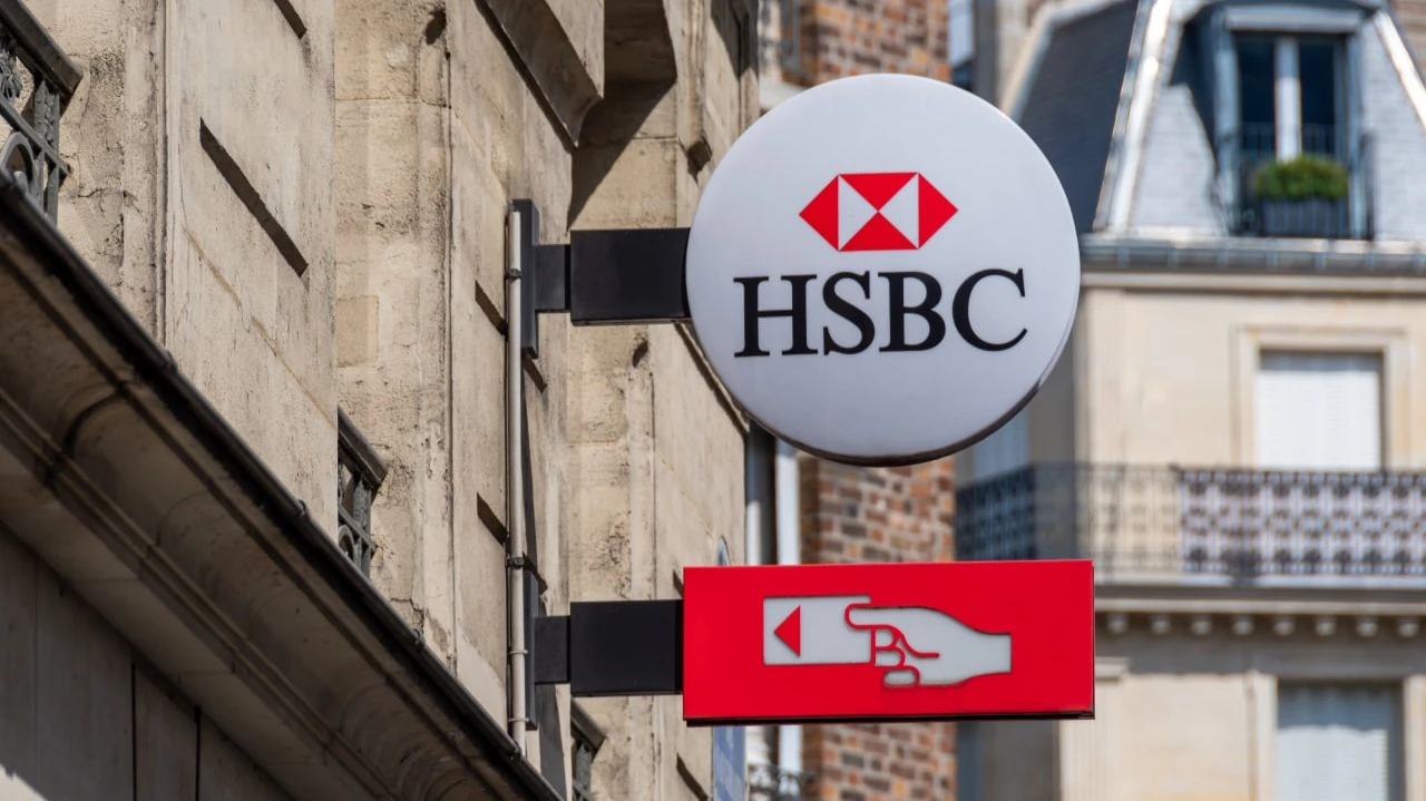Акции HSBC упали после объявления о выкупе гонконгской «дочки» Hang Seng Bank / Фото: HJBC / Shutterstock.com