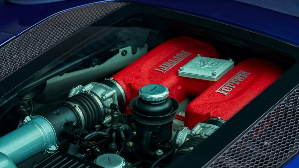 Ferrari повысила в бизнес-плане до 2030 года целевую долю автомобилей с двигателями внутреннего сгорания и сократила вдвое цель по электромобилям / Фото: JoshBryan/Shutterstock.com