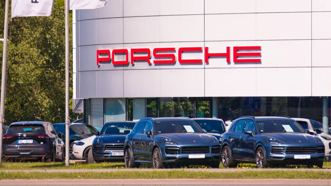 Porsche зафиксировал резкий спад продаж в Китае / Фото: fotokaleinar / Shutterstock.com