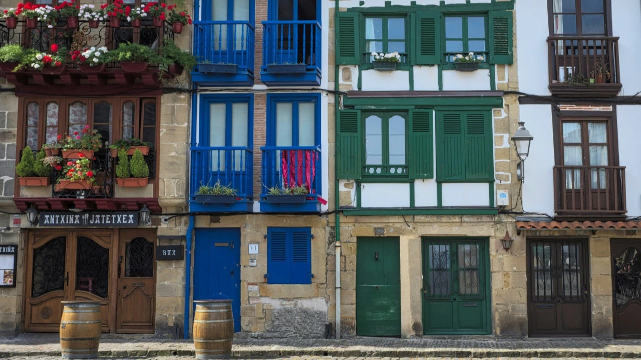 В Стране Басков производят сидр с диким и выразительным характером. Он сочетает в себе свежесть океанского бриза и терпкость яблок, из которых его делают по старинным баскским рецептам. Фото: Eric Prouzet / Unsplash.com