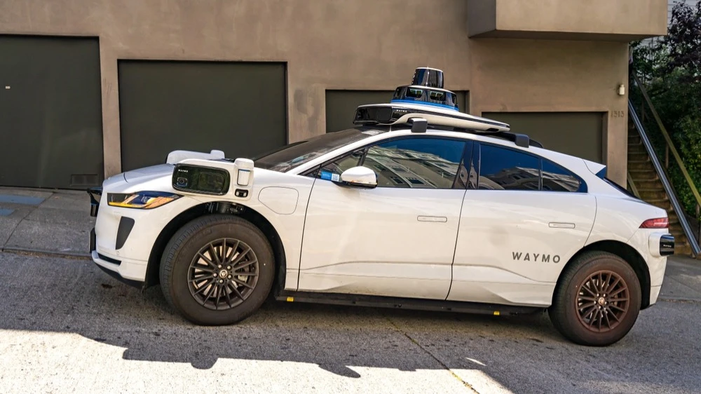 Сервис Waymo от Google оснащает свои роботакси сложными и дорогими датчиками — в отличие от Tesla, которая делает ставку на искусственный интеллект / Фото: Iv-olga / Shutterstock.com