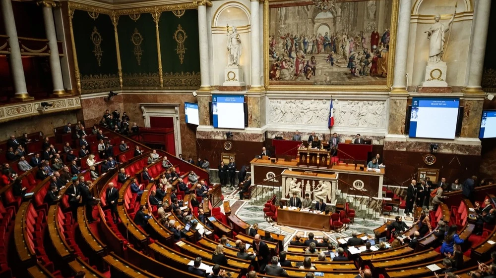 Парламент Франции отклонил оба вотума недоверия новому кабмину и теперь сможет приступить к дебатам о бюджете страны на следующий год / Фото: Antonin Albert / Shutterstock.com