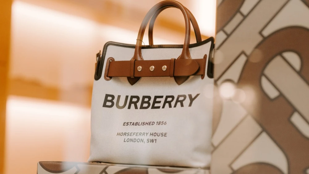 Акции британской Burberry, испытывавшей проблемы с позиционированием бренда, в последнее время превратились в одну из лучших инвестидей в секторе люкса / Фото: Iryna Imago / Shutterstock.com