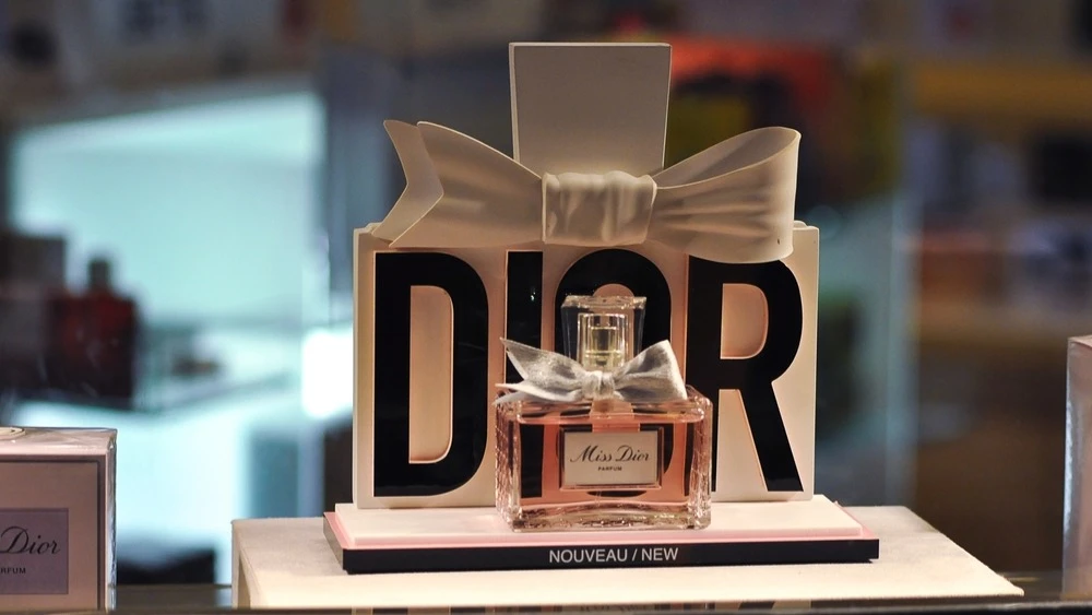 Высокие продажи ароматов Dior увеличили выручку LVMH в третьем квартале / Фото: Solarisys / Shutterstock.com