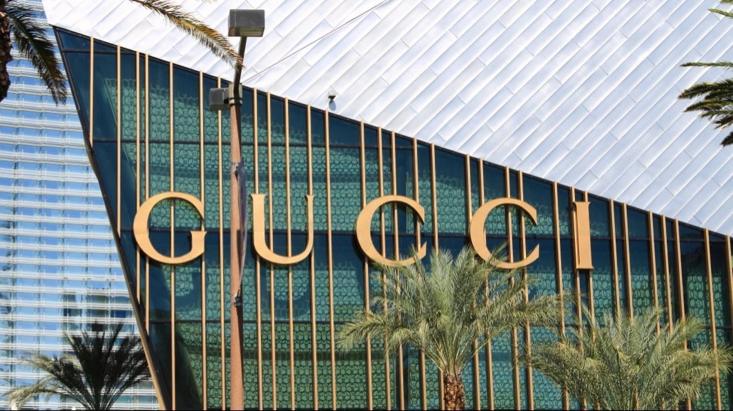Акции владельца Gucci выросли на 5%. Фото: Frank Romeo / Shutterstock.com