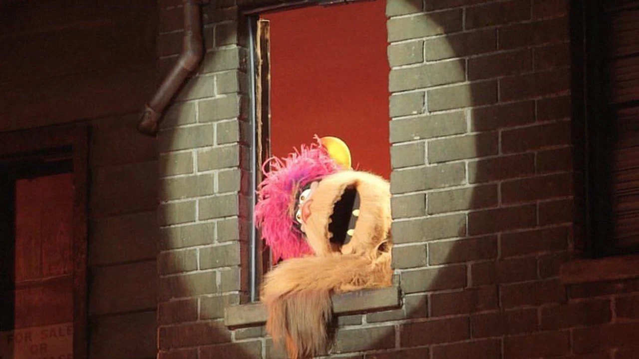 Треки-монстр — персонаж популярного в 2000-е мюзикла Avenue Q — утверждал, что интернет нужен для порно. В эпоху бурного развития ИИ это мнение приобрело новый оттенок смысла / Фото: avenueqmusical / Instagram.com